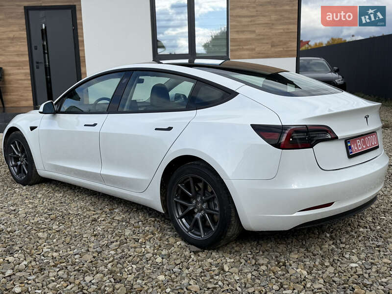 Седан Tesla Model 3 2023 в Стрию