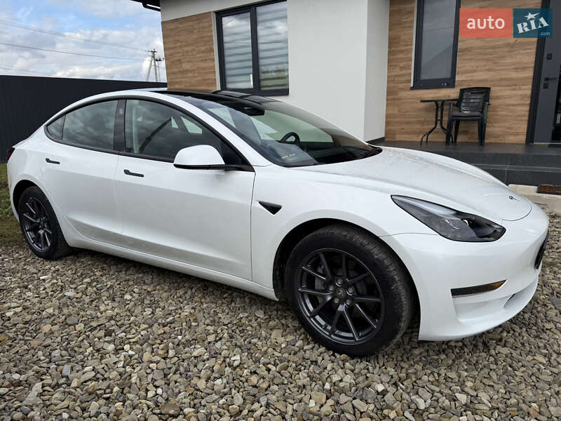 Седан Tesla Model 3 2023 в Стрию