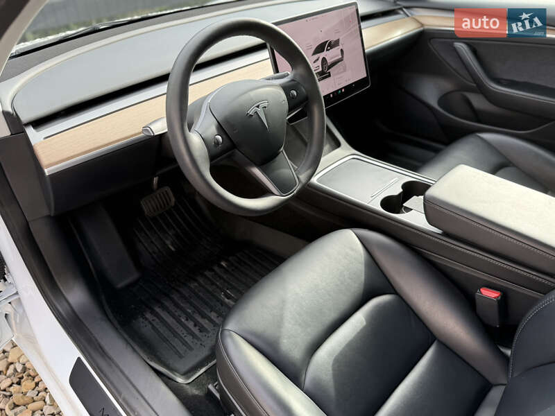 Седан Tesla Model 3 2023 в Стрию