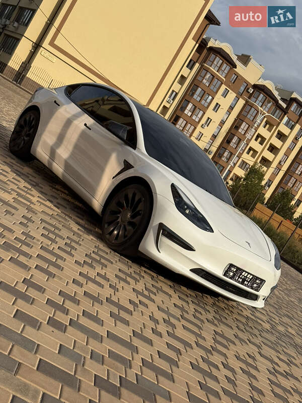 Седан Tesla Model 3 2021 в Измаиле