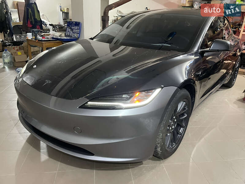Седан Tesla Model 3 2025 в Бродах