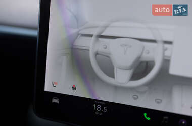 Седан Tesla Model 3 2021 в 