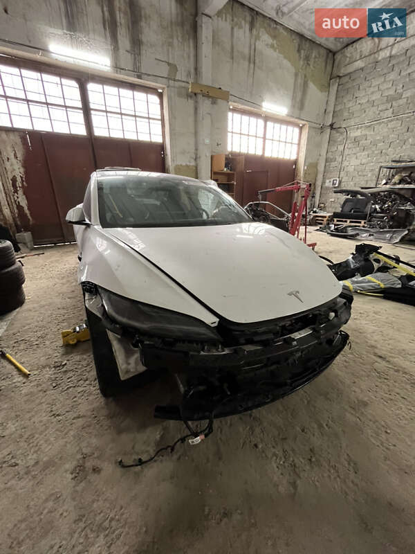 Седан Tesla Model 3 2024 в Львове