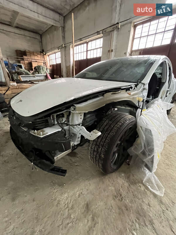 Седан Tesla Model 3 2024 в Львове