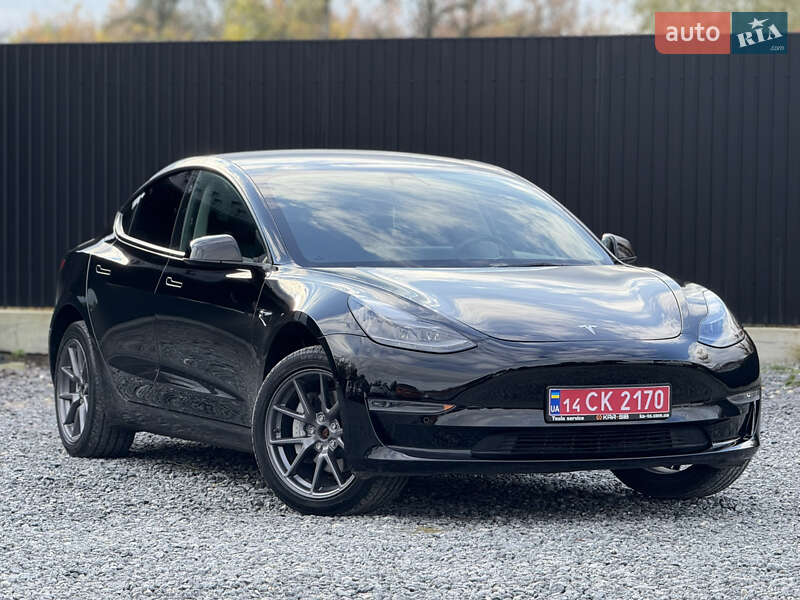 Седан Tesla Model 3 2022 в Дрогобичі