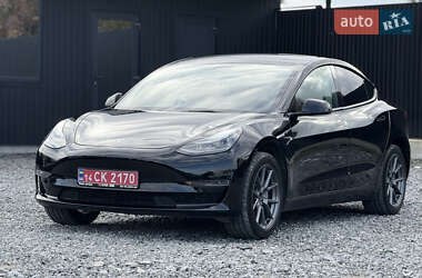 Седан Tesla Model 3 2022 в 