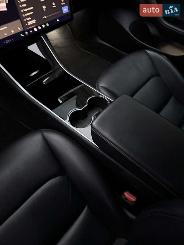 Седан Tesla Model 3 2018 в Рівному