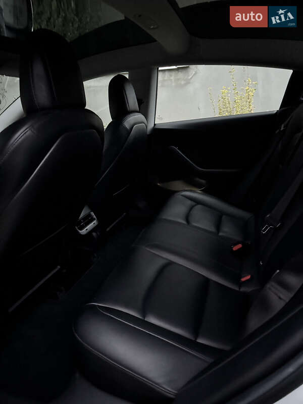 Седан Tesla Model 3 2018 в Рівному