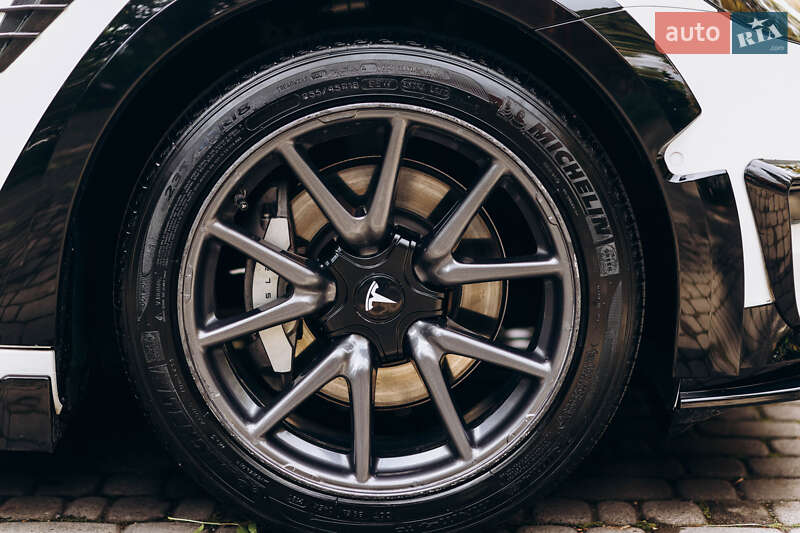 Седан Tesla Model 3 2019 в Львові