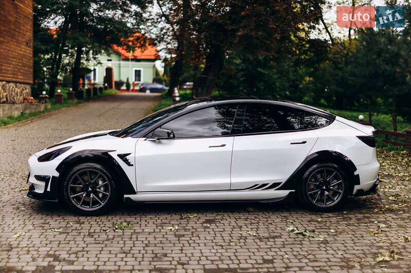 Седан Tesla Model 3 2019 в Львові