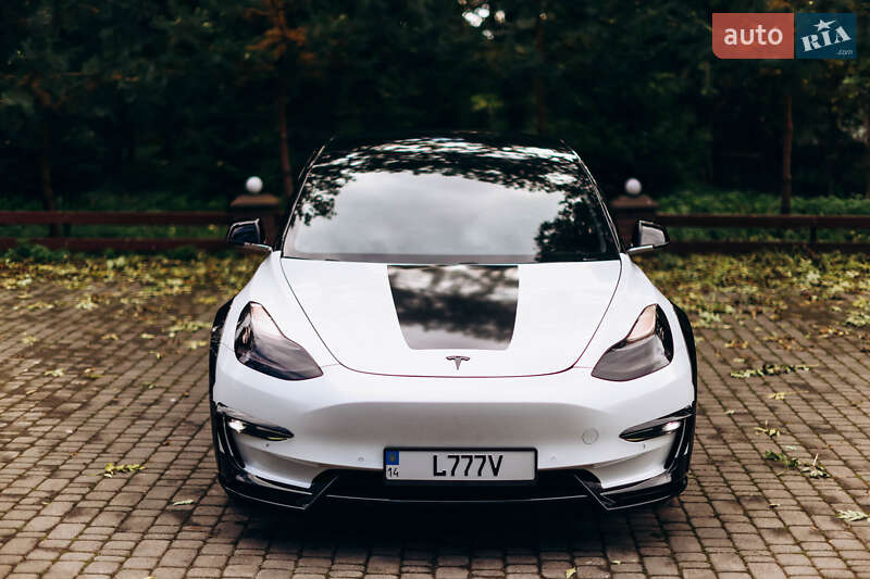Седан Tesla Model 3 2019 в Львові