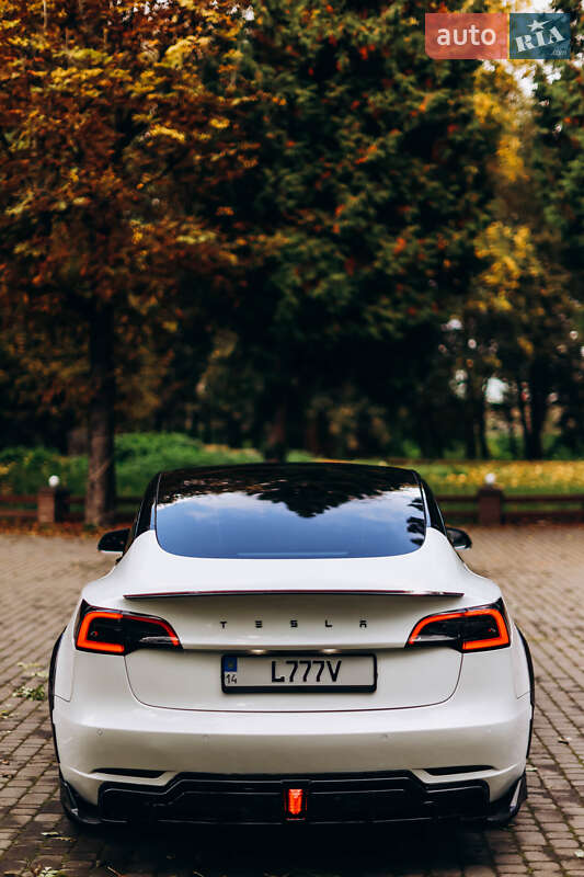 Седан Tesla Model 3 2019 в Львові