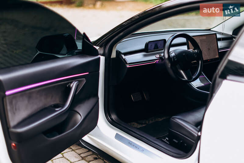 Седан Tesla Model 3 2019 в Львові
