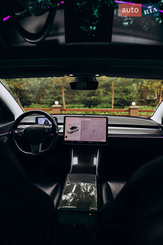 Седан Tesla Model 3 2019 в Львові