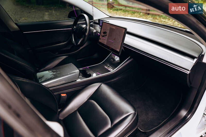 Седан Tesla Model 3 2019 в Львові