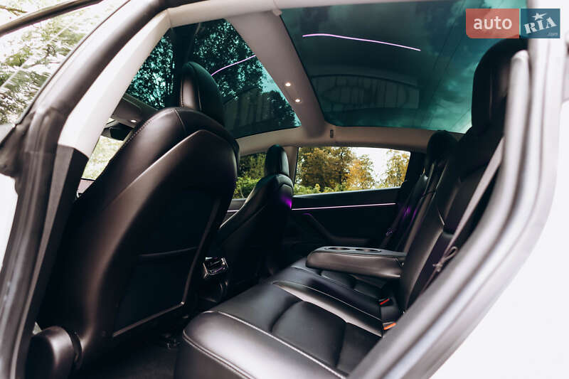 Седан Tesla Model 3 2019 в Львові