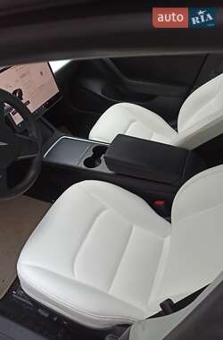 Седан Tesla Model 3 2021 в 