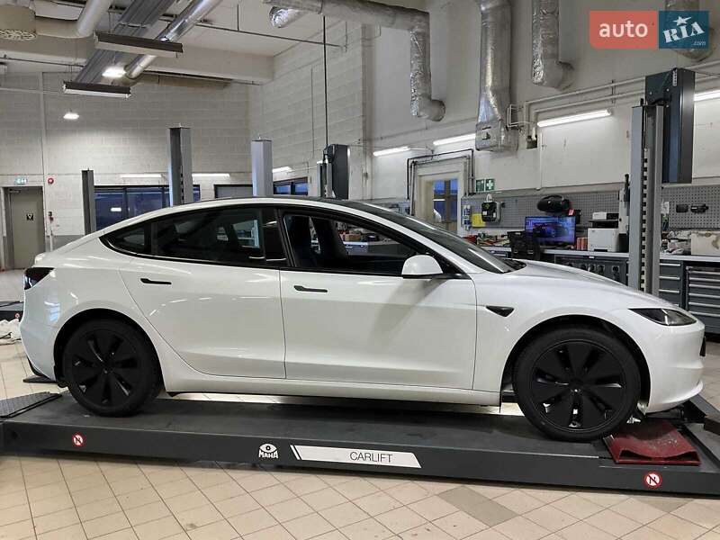 Tesla Model 3 2024