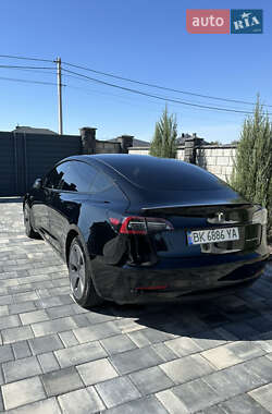 Седан Tesla Model 3 2022 в 