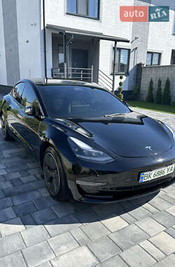 Седан Tesla Model 3 2022 в 