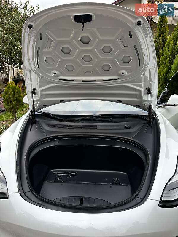 Седан Tesla Model 3 2019 в Броварах