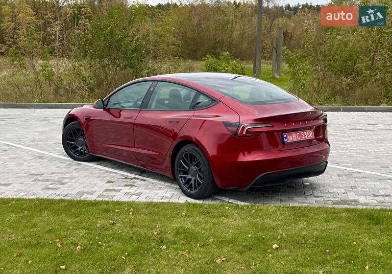 Седан Tesla Model 3 2024 в 