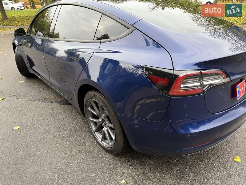 Седан Tesla Model 3 2022 в Умани