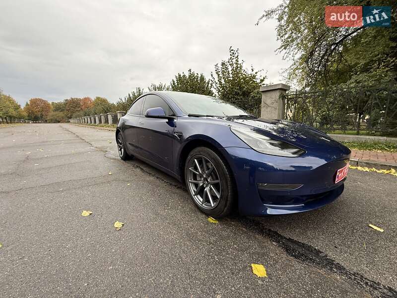 Седан Tesla Model 3 2022 в Умани