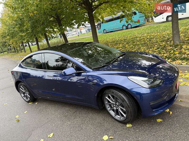 Седан Tesla Model 3 2022 в Умани