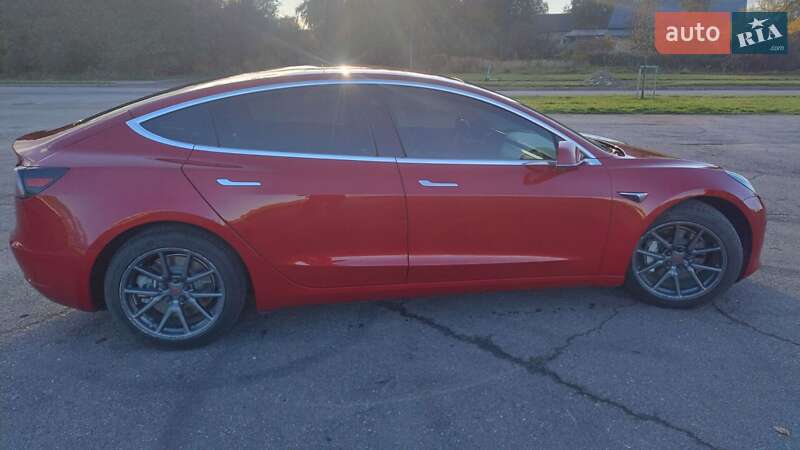 Седан Tesla Model 3 2018 в Львове