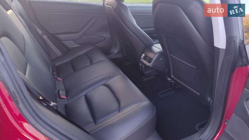 Седан Tesla Model 3 2018 в Львове
