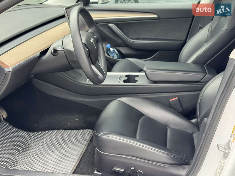 Седан Tesla Model 3 2021 в Ужгороде
