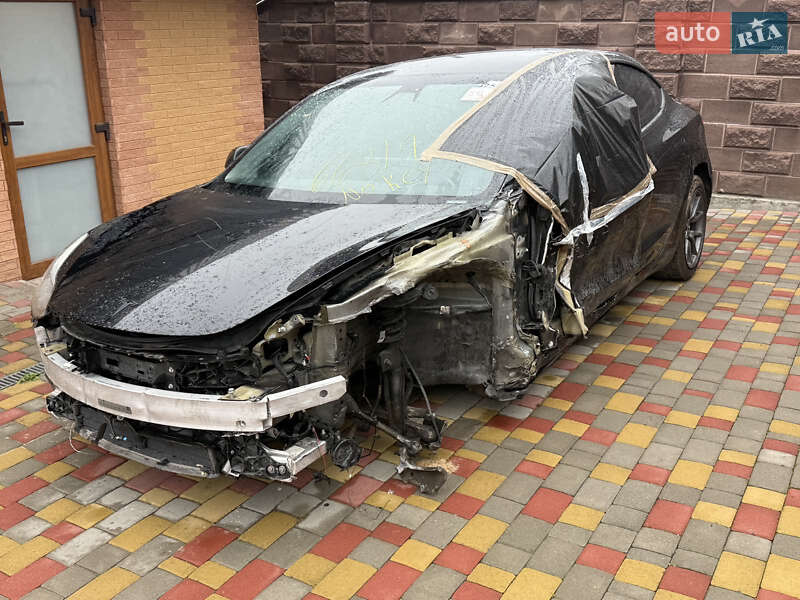 Седан Tesla Model 3 2020 в Ровно