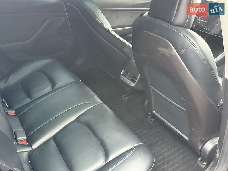 Седан Tesla Model 3 2020 в Ровно