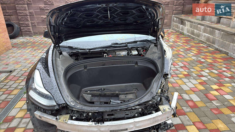 Седан Tesla Model 3 2020 в Ровно