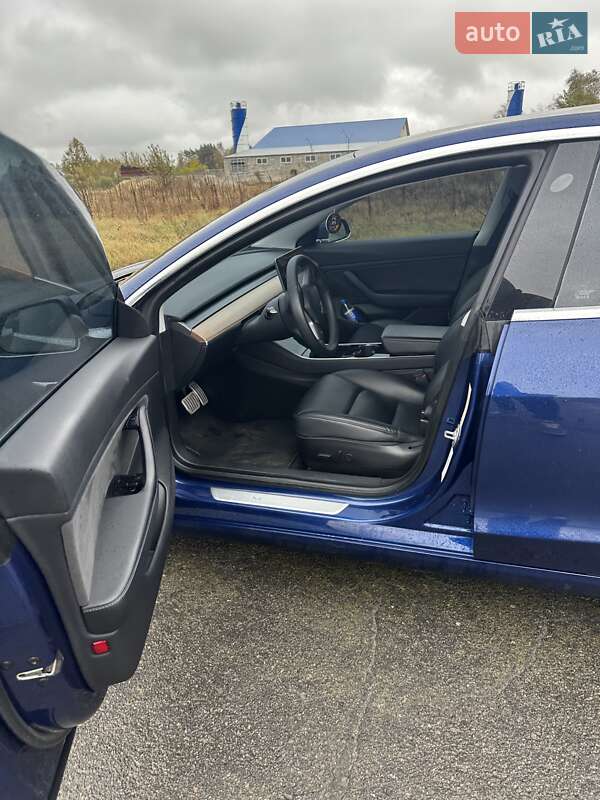 Седан Tesla Model 3 2019 в Березному