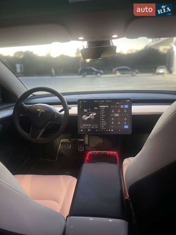 Седан Tesla Model 3 2023 в Львові