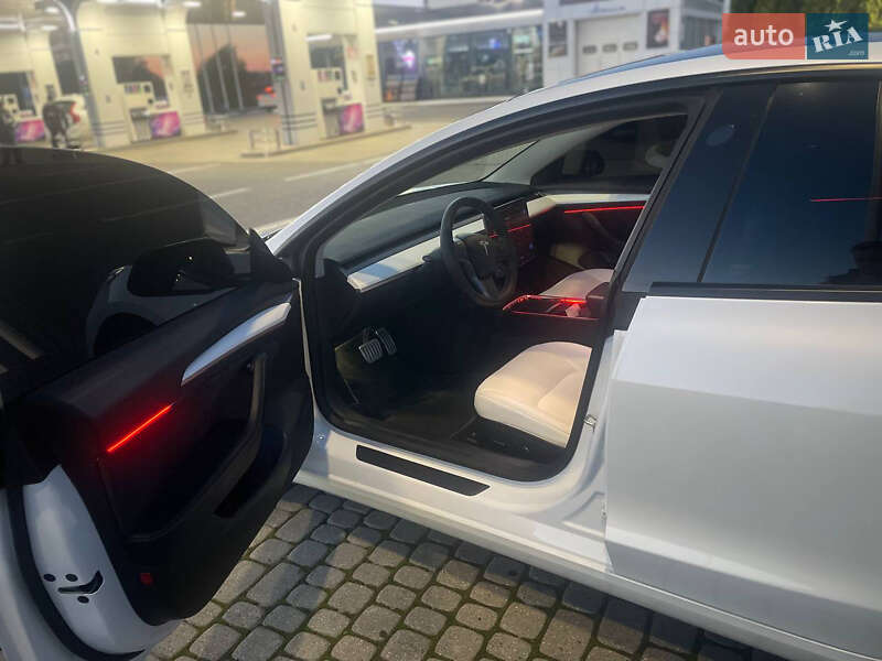 Седан Tesla Model 3 2023 в Львові