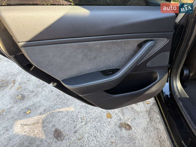Седан Tesla Model 3 2019 в Нововолынске