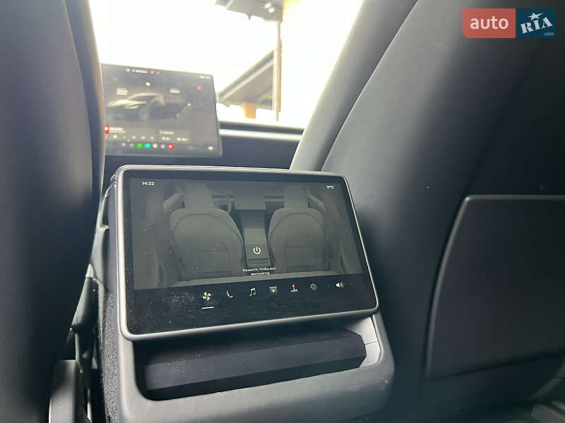 Седан Tesla Model 3 2024 в Олевську