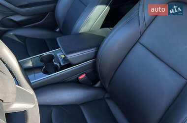 Седан Tesla Model 3 2020 в 