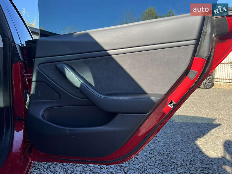 Седан Tesla Model 3 2020 в Луцьку