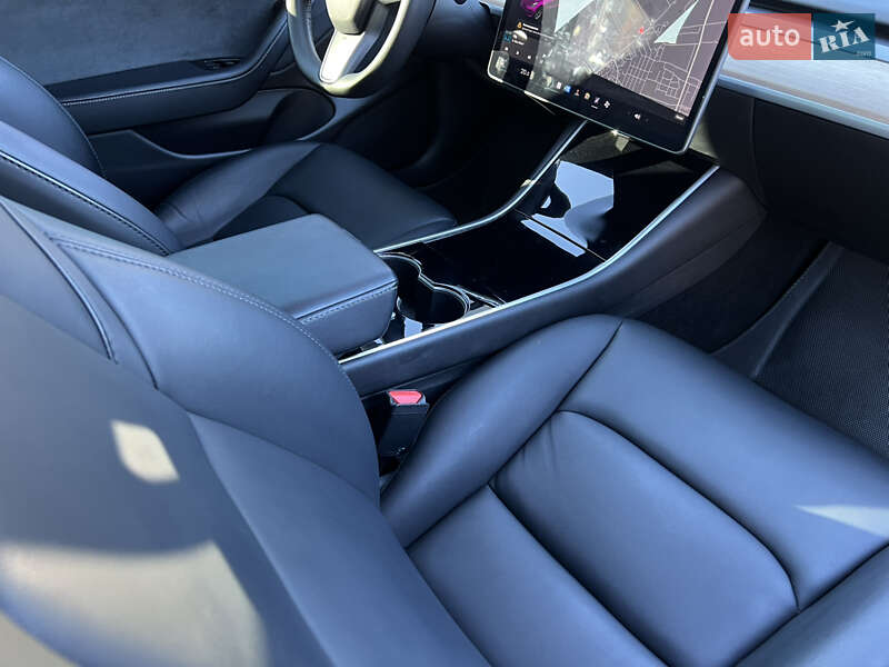 Седан Tesla Model 3 2020 в Луцьку