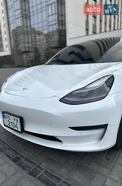 Седан Tesla Model 3 2022 в 