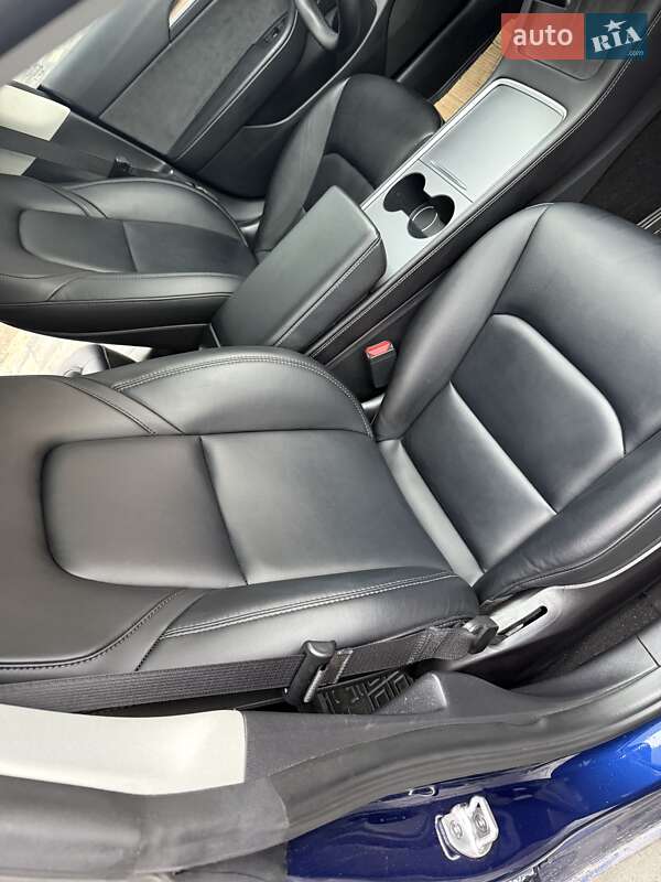 Седан Tesla Model 3 2022 в Умани