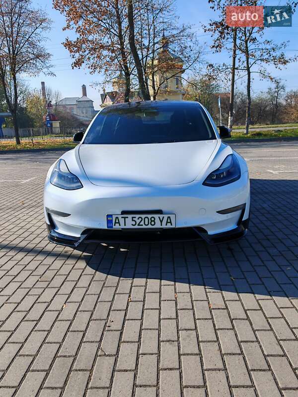 Седан Tesla Model 3 2021 в Коломиї