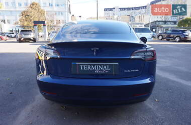 Седан Tesla Model 3 2022 в 