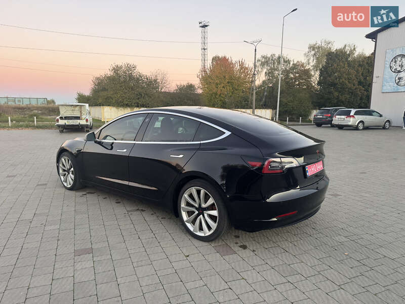 Седан Tesla Model 3 2018 в Володимирі