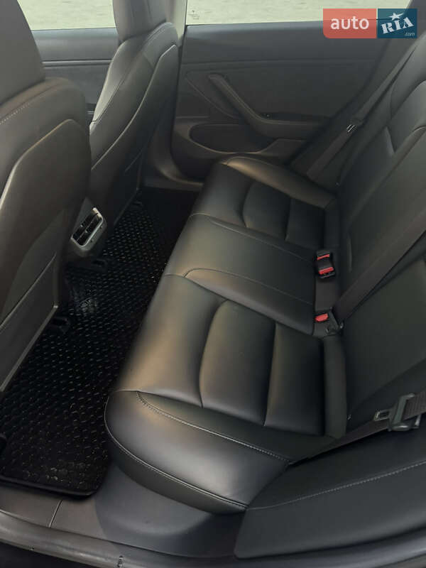 Седан Tesla Model 3 2018 в Володимирі