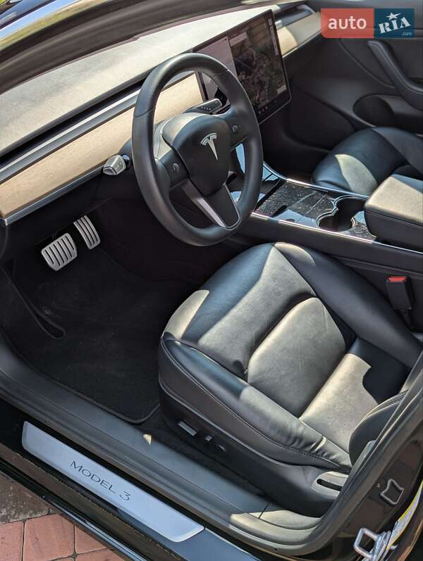 Седан Tesla Model 3 2020 в Березному